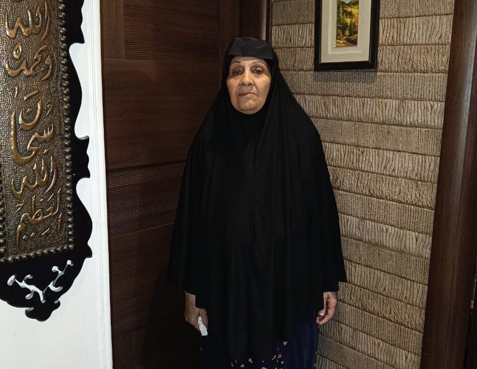 ام ايمن جده مسنه تعمل رغم المرض لأعاله احفادها